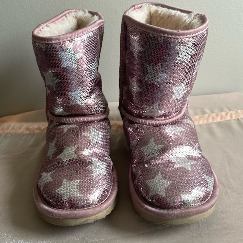 Girl’s Sequin Pink w/ Silver hearts Uggs size 5 (kids)